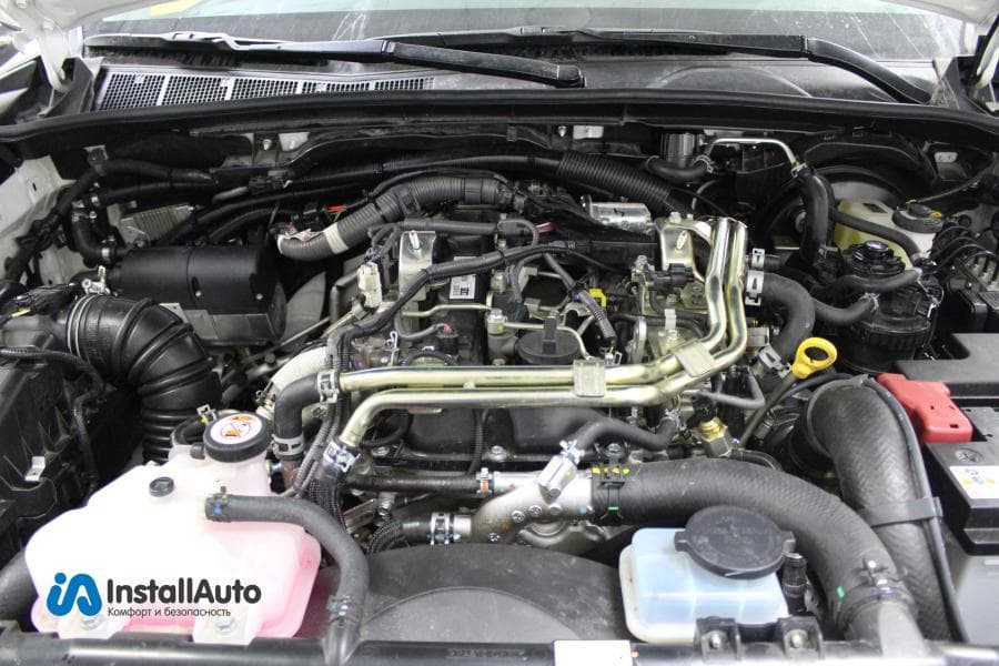 Общий вид установленного Hydronic и двигателя на Toyota Hilux 2016